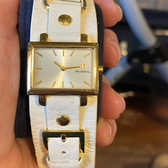 EUC Ladies Fossil Watch - Picture 1 of 8